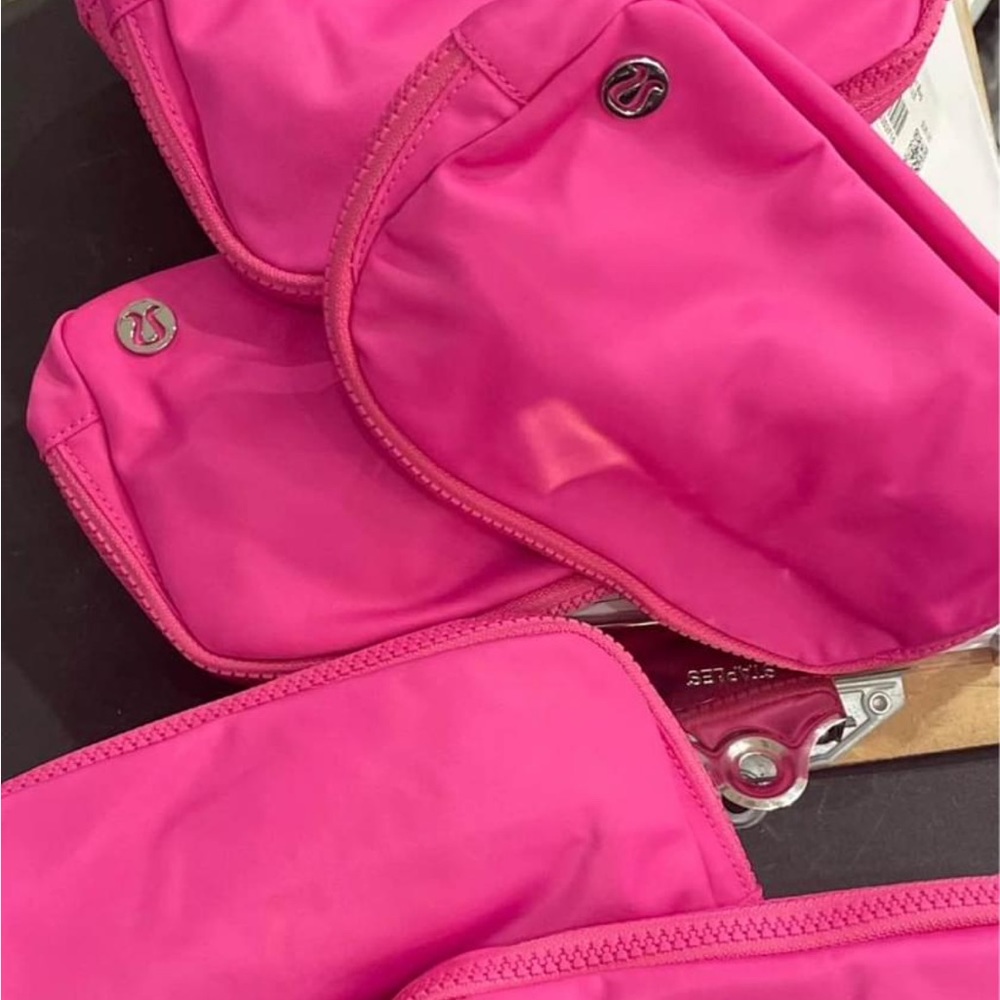 Lululemon Everywhere Belt Bag NWT sonic pink - Picture 5 of 9